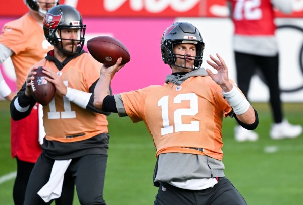 Warmwerfen für die Allianz Arena: Tom Brady beim Training in München. - © Sven Hoppe/dpa