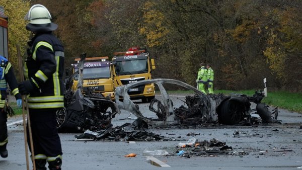 Bei dem verheerenden Unfall im Münsterland brannte ein Auto vollständig aus. - © Michel Fritzemeier/tv7news.de /dpa