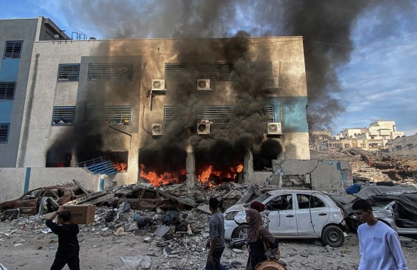 Bei einem israelischen Raketenangriff auf ein Haus in Beit Lahia im n - © Hadi Daoud/APA Images via ZUMA Press Wire/dpa