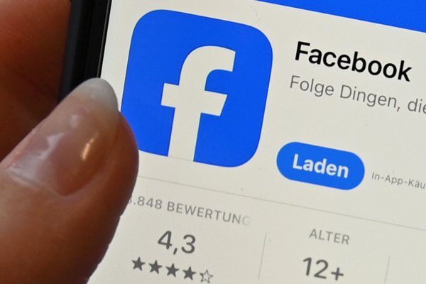 Anfang April 2021 wurden Daten von rund 533 Millionen Facebook-Nutzern aus 106 Ländern im Internet öffentlich. (Archivbild) - © Anna Ross/dpa