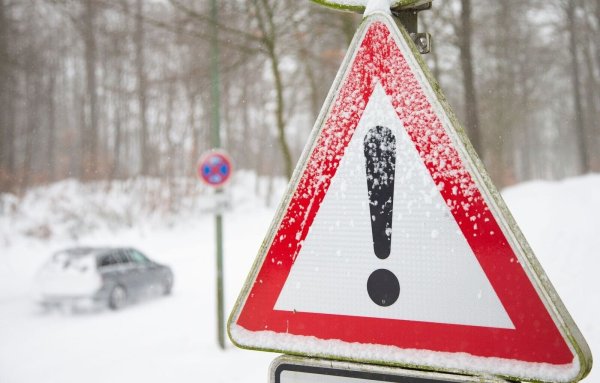 Besonders Mittwoch und Donnerstag wird es winterlich kalt – im Sauerland kann es bis zu 15 Zentimeter Neuschnee geben. (Archivfoto) - © Friso Gentsch/dpa