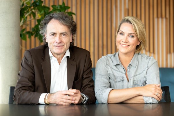 Giovanni di Lorenzo und Judith Rakers gehen jetzt auch im WDR gemeinsam auf Sendung. (Archivbild) - © Sina Schuldt/dpa