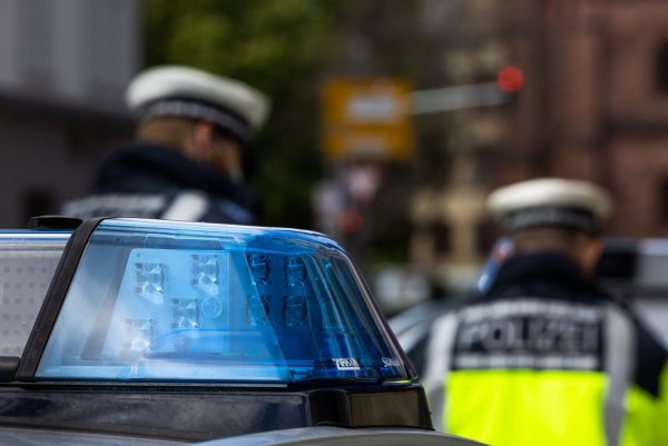 Bei der Flucht vor den Polizisten bremste der Fahrer unerwartet. (Symbolbild) - © Philipp von Ditfurth/dpa