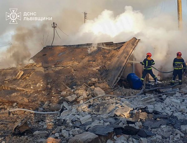 Russische Angriffe rufen in der Ukraine immer wieder schwere Zerstörungen hervor, wie hier in Lwiw am Sonntag. - © Uncredited/Ukrainian Emergency Service via AP/dpa