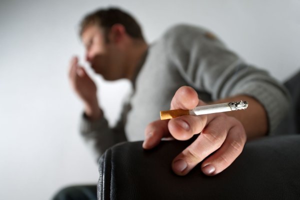 Besser medizinisch abklären lassen: Raucherhusten und Atemnot sind Anzeichen für die Lungenerkrankung COPD. - © Franziska Gabbert/dpa-tmn