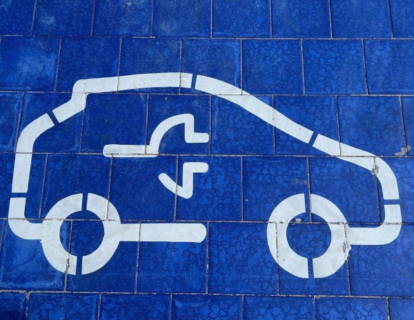 Deutschlands größte Tankstellenkette Aral hat in der Nähe der A 61 in Mönchengladbach seinen ersten reinen Ladesäulenpark für Elektroautos in Betrieb genommen. - © Christoph Dernbach/dpa