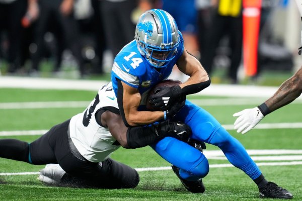 Zwei weitere Touchdowns in einer starken Saison: Amon-Ra St. Brown und die Detroit Lions dominieren in der NFL. - © Carlos Osorio/AP/dpa