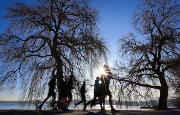 Dass es durch die Klimakrise auch in Deutschland immer wärmer wird, birgt für Sporttreibende besondere Risiken. (Symbolbild) - © Christian Charisius/dpa