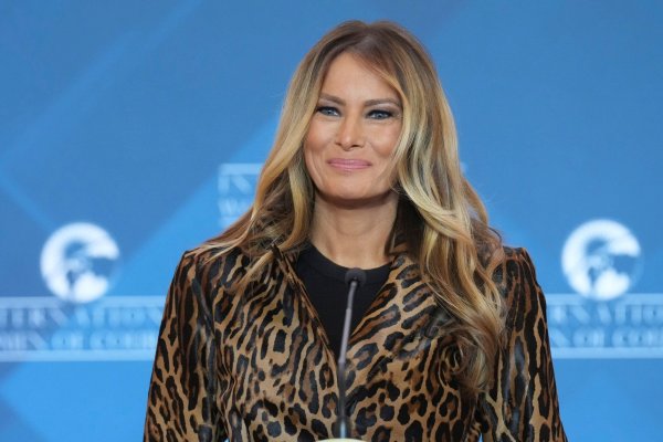 Auch US-First-Lady Melania Trump () trägt mal Leopard - hier bei einer Preisverleihung Anfang April in Washington. (Archivbild) - © Jacquelyn Martin/AP/dpa