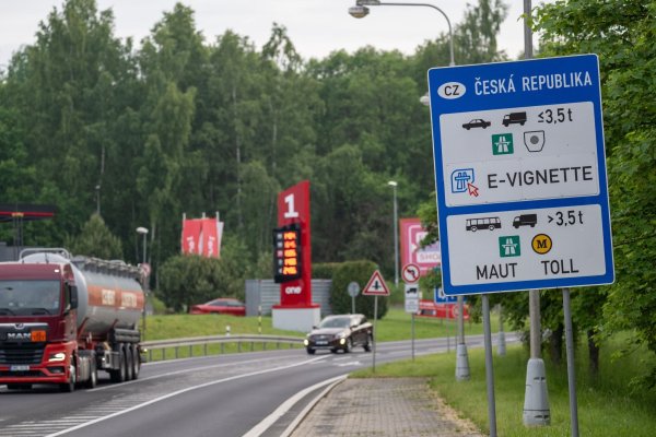 Ein Vergleich der Tankpreise lohnt sich vor allem in Grenzregionen wie hier am Übergang nach Tschechien. - © Pia Bayer/dpa