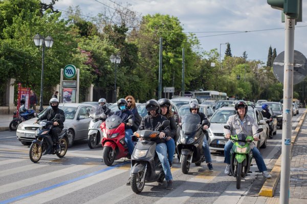 Besser mit Helm - sonst kann es in Griechenland teuer werden. - © Socrates Baltagiannis/dpa