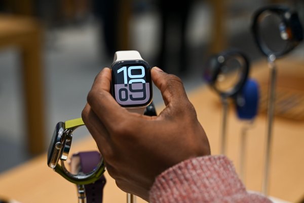 Die Deutsche Umwelthilfe zweifelt an der angeblichen Klimaneutralität der Apple Watch. - © Katharina Kusche/dpa/dpa-tmn