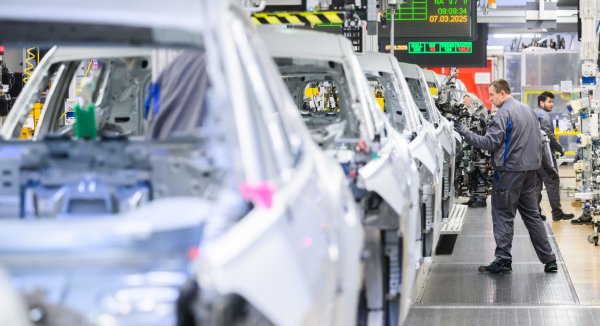 VW-Produktion in Wolfsburg: VW will bis 2030 deutschlandweit jede vierte Stelle streichen. (Archivfoto) - © Julian Stratenschulte/dpa