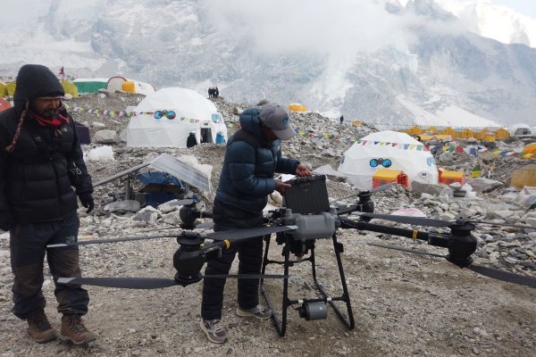 Drohnen sollen helfen, die Sicherheit am Everest zu erhöhen. - © Khimlal Gautam /dpa