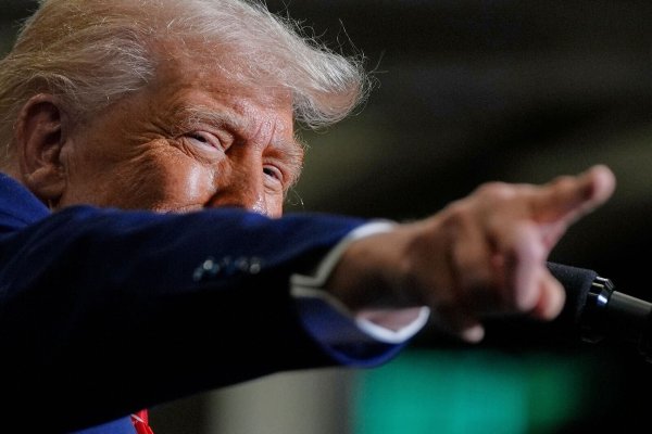 Trump verspricht sich von den neuen Zöllen eine Stärkung der heimischen Industrie. (Archivbild) - © Julia Demaree Nikhinson/AP/dpa