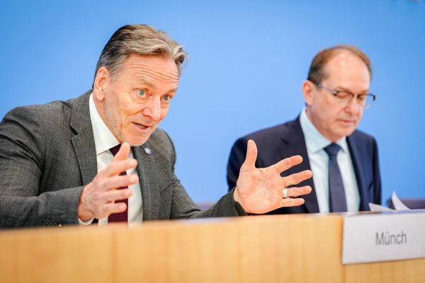 Das Bundeslagebild Cybercrime 2024 stellt BKA-Präsident Holger Münch zusammen mit Bundesinnenminister Alexander Dobrindt (CSU) vor. - © Kay Nietfeld/dpa
