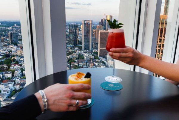 Drinks mit View: Cocktails werden in der «NFT-Skybar» vor der Kulisse der Frankfurter Skyline serviert. - © Lando Hass/dpa