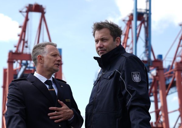 Zollpräsident Rolfink und Finanzminister Klingbeil (r) sind auf einem Schiff durch den Hamburger Hafen gefahren. - © Marcus Brandt/dpa