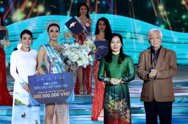 Dinh Nhu Phuong, 21, wird zur «Miss Sea and Island Vietnam 2022» gekrönt. Der Schönheitswettbewerb fand in Ha Long City in der Provinz Quang Ninh statt. - © Ly Vo Phu Hung/Miss Sea and Island Vietnam 2022/dpa