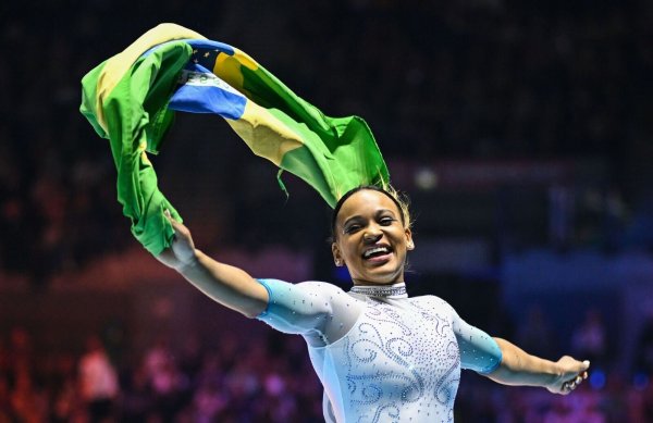 Rebeca Andrade gewann als erste Brasilianerin Gold im Mehrkampf. - © Marijan Murat/dpa