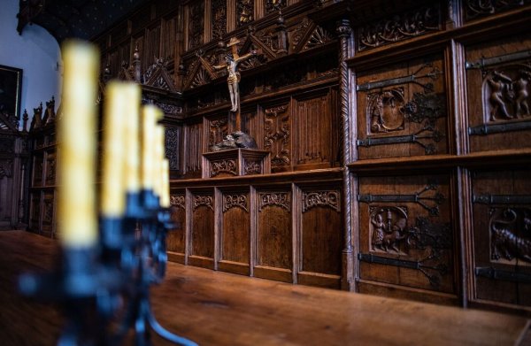 Ein Kreuz steht im Friedenssaal im Historischen Rathaus an der Nordwand mit dem dominierenden Wandschrank. Das Auswärtige Amt hat das Kreuz entfernen lassen. - © Guido Kirchner/dpa