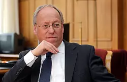 "Wir wissen, wo du wohnst": Auch B&uuml;rgermeister Pit Clausen erhielt bereits Drohbriefe. - &copy; Wolfgang Rudolf