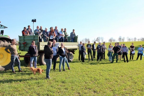 Denkanstöße: Bei einer Ortsbegehung informiert Landwirt Axel Kroos (vorne) die Mitglieder des Ortsausschusses Holzhausen-Hölsen sowie betroffene und interessierte Bürger über den dritten Teilabschnitt des geplanten Ausbaus der B239n. - © Heidi Stork