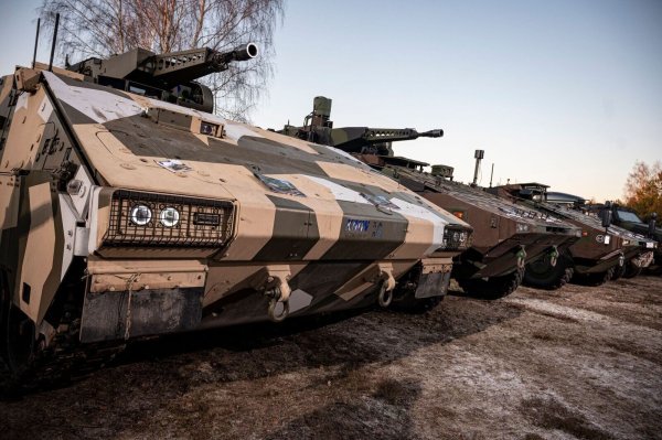 Ein Jahr nach der Ankündigung von 100 Milliarden Euro schweren Investitionen in die Bundeswehr blickt Deutschlands Rüstungsbranche optimistisch nach vorne. - © Fabian Sommer/dpa