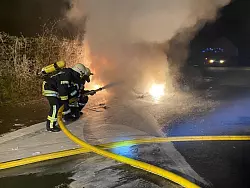 Die Wehrleute können das Feuer rasch unter Kontrolle bringen. - © Löschzug Bösingfeld