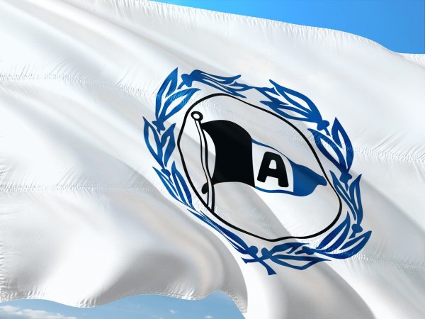 Das Arminia-Emblem ziert eine weiße Flagge. - © pixabay