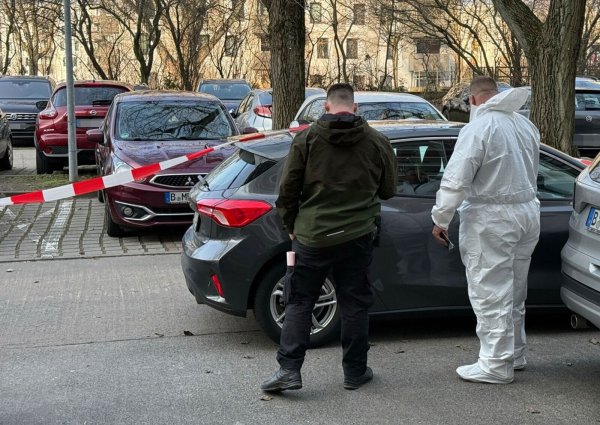 Nach einer Gewalttat in Berlin-Marzahn untersuchen Beamte der Spurensicherung ein Auto. - © Marco Porzig/Porzig/dpa