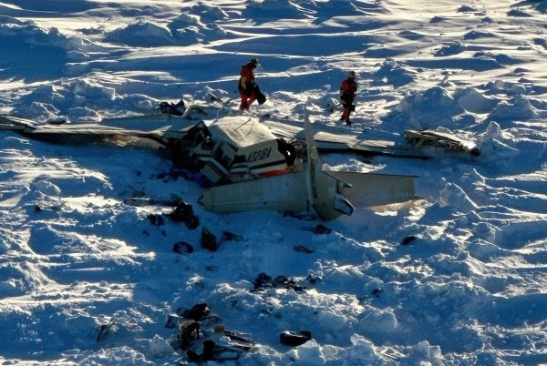 Die Bergung ist wegen des eisigen Wetters schwierig. - © Uncredited/U.S. Coast Guard/AP/dpa