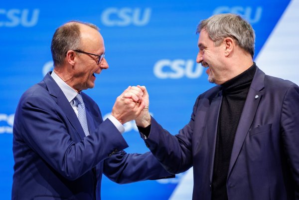 Die Chefs von CSU und CDU, Markus Söder und Friedrich Merz, setzen auf Geschlossenheit im Wahlkampf. - © Daniel Karmann/dpa