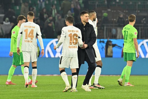 Enttäuschung nach dem 0:0: Trainer Xabi Alonso und seine Spieler von Bayer Leverkusen. - © Swen Pförtner/dpa