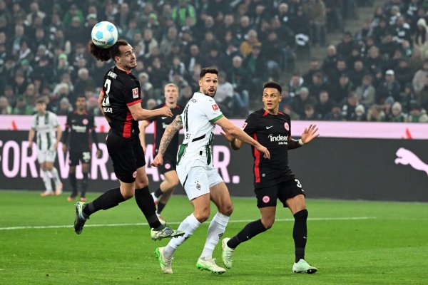 Tim Kleindienst erzielt die Gladbacher Führung gegen Frankfurt - © Federico Gambarini/dpa