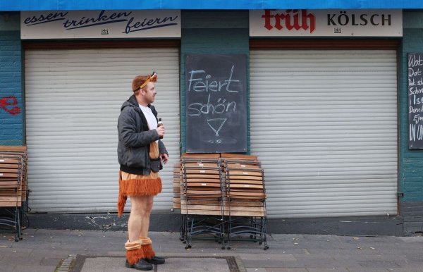 «Feiert schön» steht an einer Kneipe in Köln - ihre Zahl sinkt (Symbolbild) - © Oliver Berg/dpa