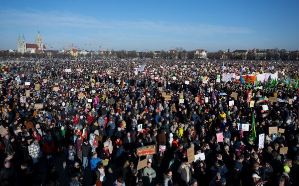 Die Menschen sammeln sich auf der Theresienwiese in München. - © Sven Hoppe/dpa