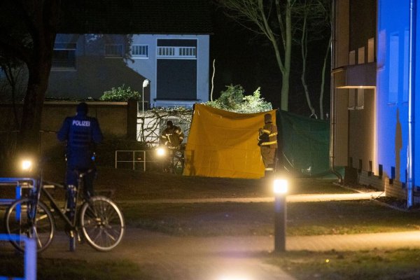 Vor einem Wohnhaus in Voerde ermittelte die Polizei in der Nacht zum Samstag, weil eine Frau umgebracht wurde. - © Justin Brosch/dpa