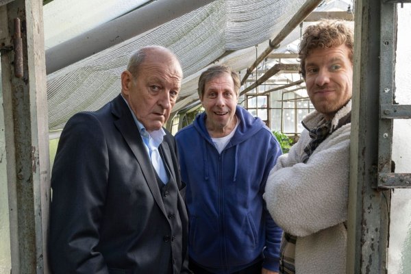 Drei mit Durchblick im Gewächshaus: Wilsberg (Leonard Lansink, l-r), Ekki (Oliver Korittke) und Mikka Lindental (Sebastian Weiss). - © Thomas Kost/ZDF/dpa