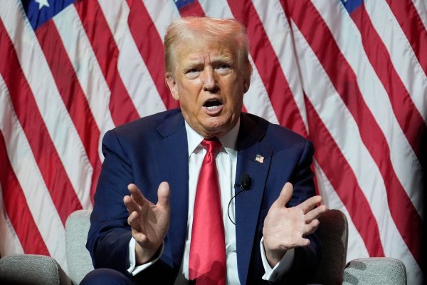 US-Präsidentschaftskandidat Donald Trump instrumentalisiert Herkunft und Hautfarbe seiner Konkurrentin. - © Charles Rex Arbogast/AP/dpa