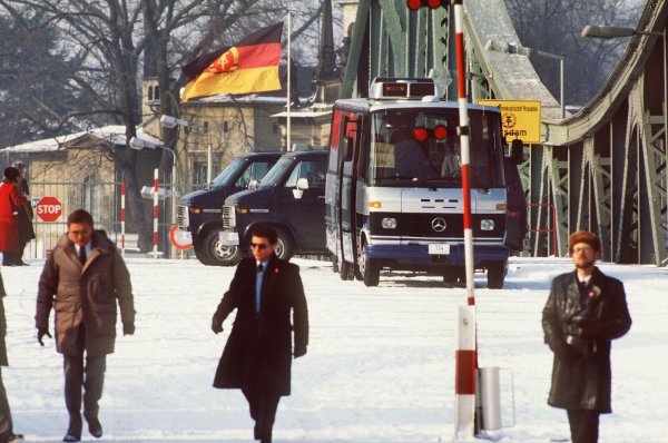Hier fanden spektakuläre Gefangenenaustausche zwischen Ost und West statt: Die Glienicker Brücke (hier ein Archvilbild von 1986) verbindet West-Berlin mit dem damaligen DDR-Bezirk Potsdam. - © picture alliance / dpa