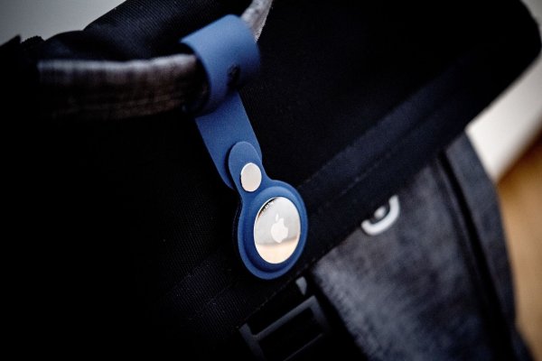 Niedriger Ladestand trotz neuer Knopfzelle? Das liegt vielleicht daran, das die Batterien mit einer Bitterstoffbeschichtung versehen sind, die Kontaktprobleme verursacht. - © Zacharie Scheurer/dpa-tmn