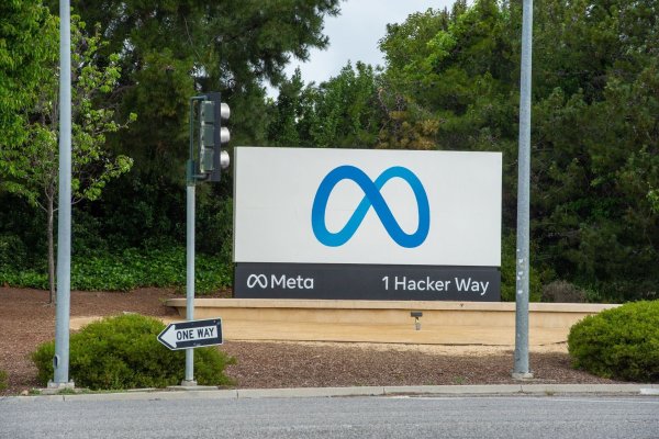 Die KI-Ambitionen von Meta machen sich unter anderem mit hohen Kosten für Rechenzentren bemerkbar. (Archivbild) - © Andrej Sokolow/dpa