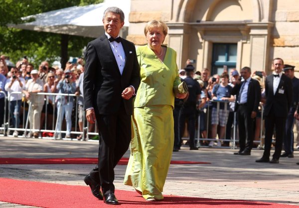 Angela Merkel mit Ehemann Joachim Sauer bei der Eröffnung der Bayreuther Richard-Wagner-Festspiele 2022: Wegen ihres leuchtend grünen Outfits wurde auch die ehemalige Bundeskanzlerin in den sozialen Medien zum «Brat Girl» ernannt. - © Karl-Josef Hildenbrand/dpa/dpa-tmn