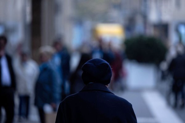 Einsamkeit ist bitter für die Betroffenen. Nordrhein-Westfalen sucht 2.000 gute Ideen, um sie im Alltag zu durchbrechen. (Symbolbild) - © Rolf Vennenbernd/dpa