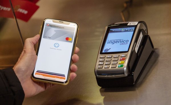 Apple Pay ist in Deutschland die populärste digitale Bezahlmethode an der Kasse. - © Lino Mirgeler/dpa