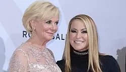 Mohn zwischen 15.000 Rosen - &copy; Berlin