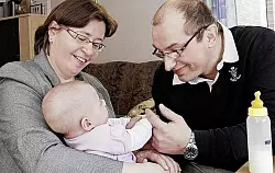 Tatjana und Alexander Kinas aus Schlo&szlig; Neuhaus sind gl&uuml;cklich mit der kleinen Lea. - &copy; FOTO: REINHARD ELBRACHT