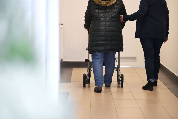 Die Pflegeversicherung wird 2025 wieder teurer. (Archivbild) - © Michael Bahlo/dpa