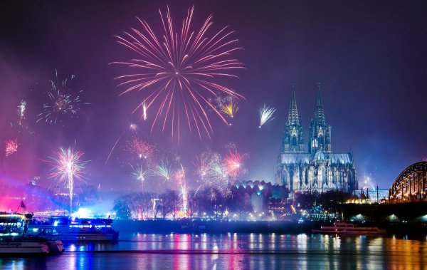 Die Städte treffen Vorkehrungen für eine sichere Silvesternacht. Wer eine «Chaos-Show» inszenieren wolle, bekomme es mit der Polizei zu tun, kündigt NRW-Innenminister Reul an. - © Christophe Gateau/dpa